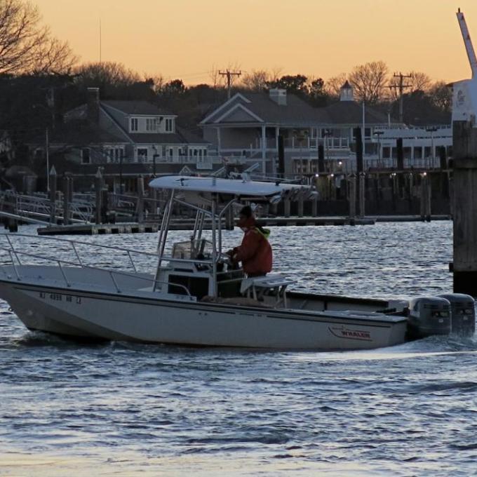 72981_409301355823485_2091830277_n A man driving the 26' Regulator at sunset